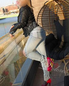 Intymne spotkanie z miłą i uśmiechniętą kobieta